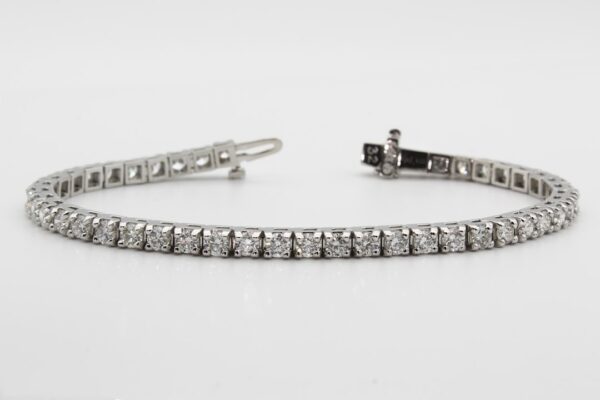 Illustrated cover featuring diamond tennis bracelets with sizing, quality, and care tips
