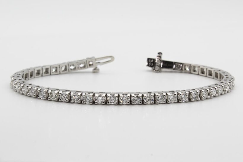 Illustrated cover featuring diamond tennis bracelets with sizing, quality, and care tips